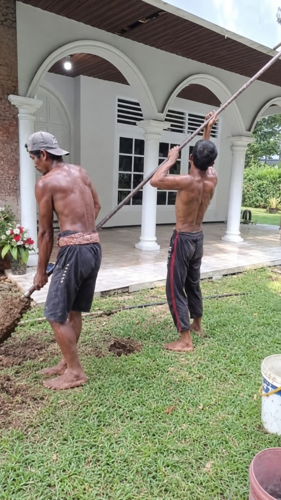 Pekerja mengangkat mata bor