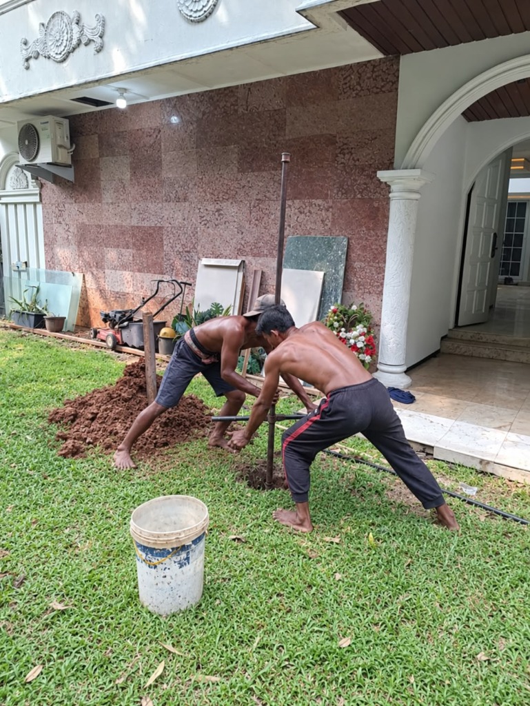 Pekerja melakukan pengeboran strauss pile manual di lokasi proyek