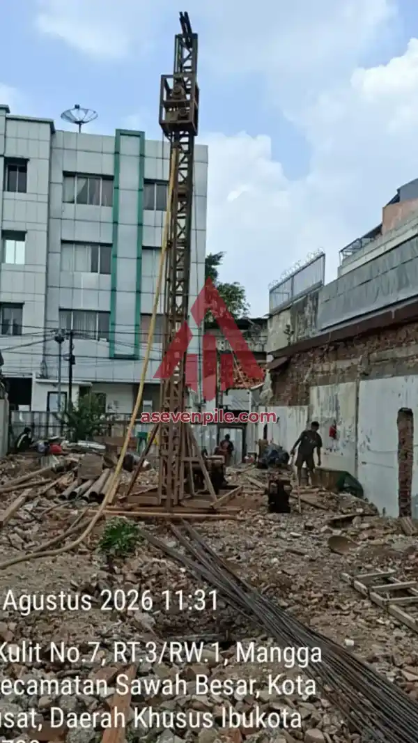 Proyek bore pile mesin mini crane di Mangga Dua