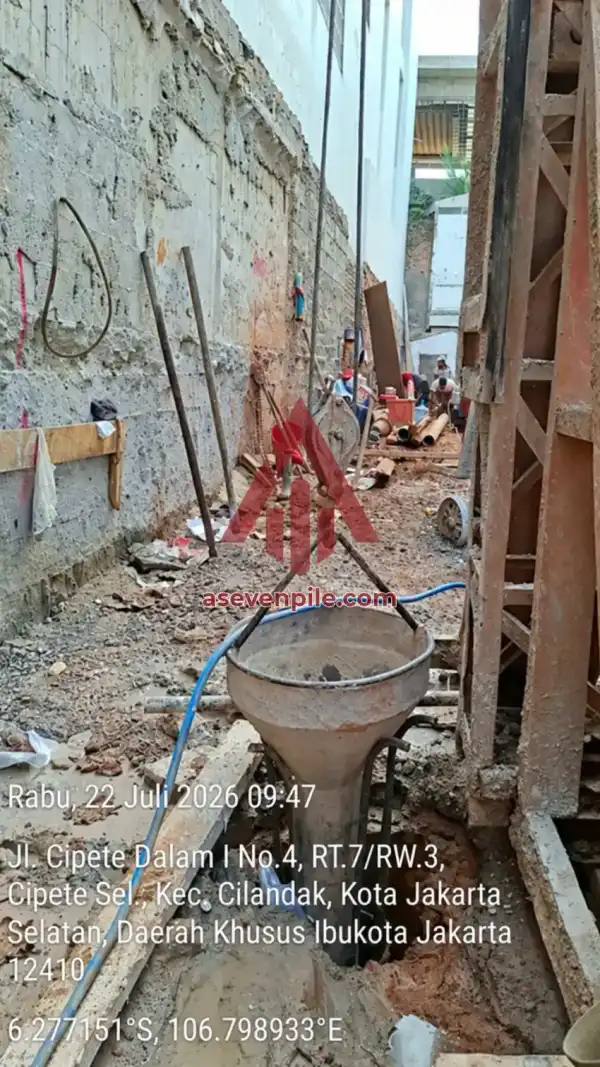 Persiapan pipa tremi untuk pengecoran bore pile di Cipete