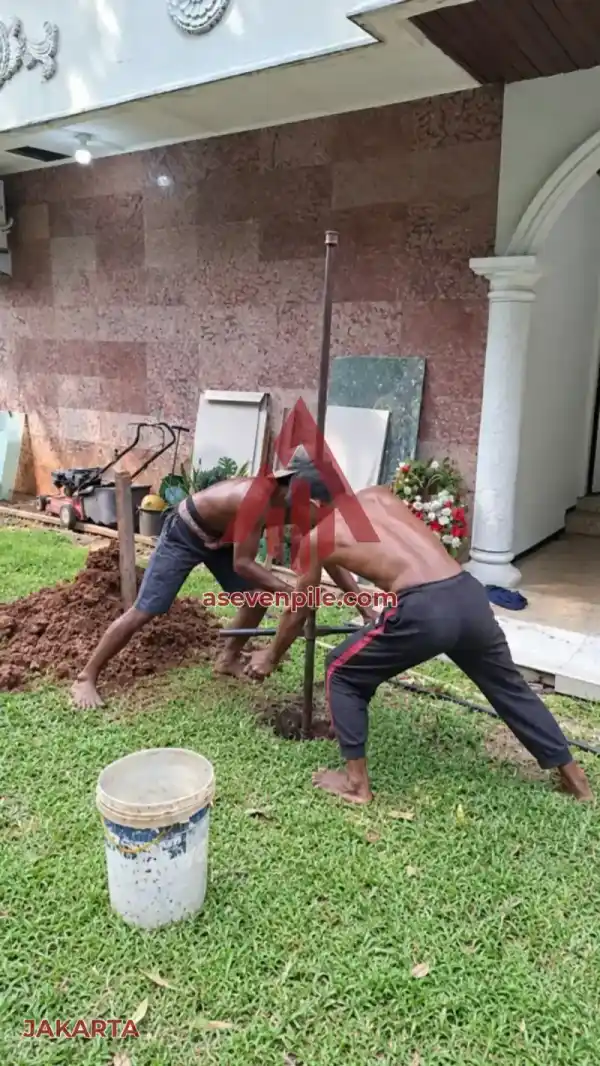 Foto pekerja melakukan pengeboran strauss pile manual